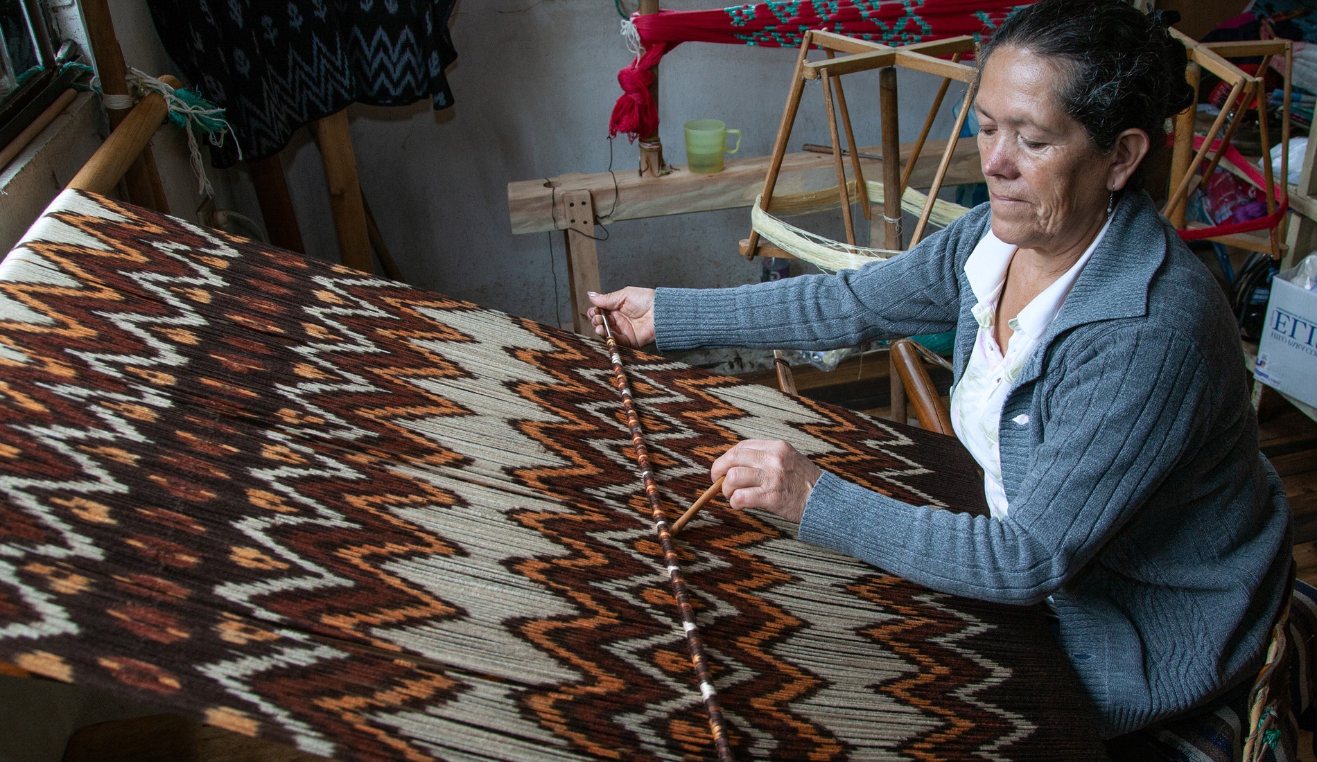 Ecuadorian artisan using the ikat technique